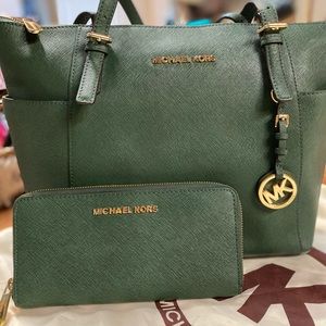 Stunning Michael Kors Jet Bag (NO WALLET)